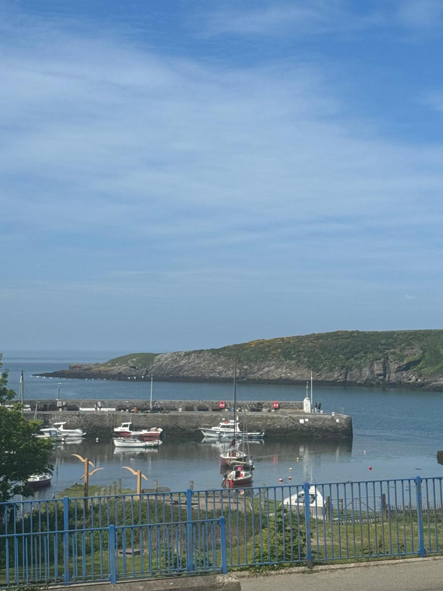 The Harbour Bar & Bistro Hotell Cemaes Bay Exteriör bild